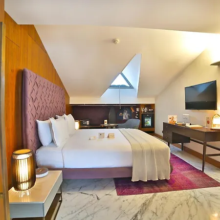 Dosso Dossi & Downtown Istanbul