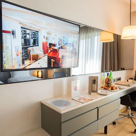 מלון Dosso Dossi & Downtown 5*
